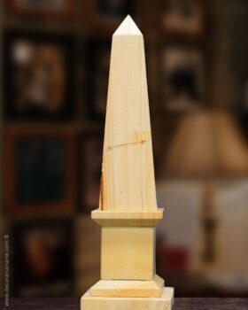 Beigefarbener Onyx Obelisk. Höhe 40 cm