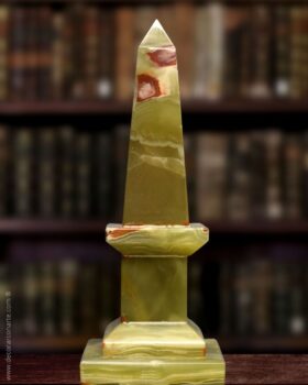 Grüner Onyx-Obelisk. 25 cm.