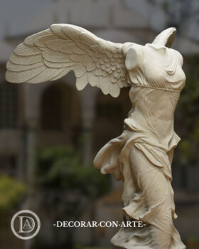 Sculpture Victoire de Samothrace. 130 cm.