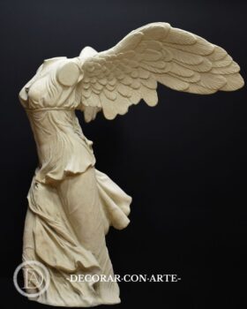 Sculpture Victoire de Samothrace. 130 cm.